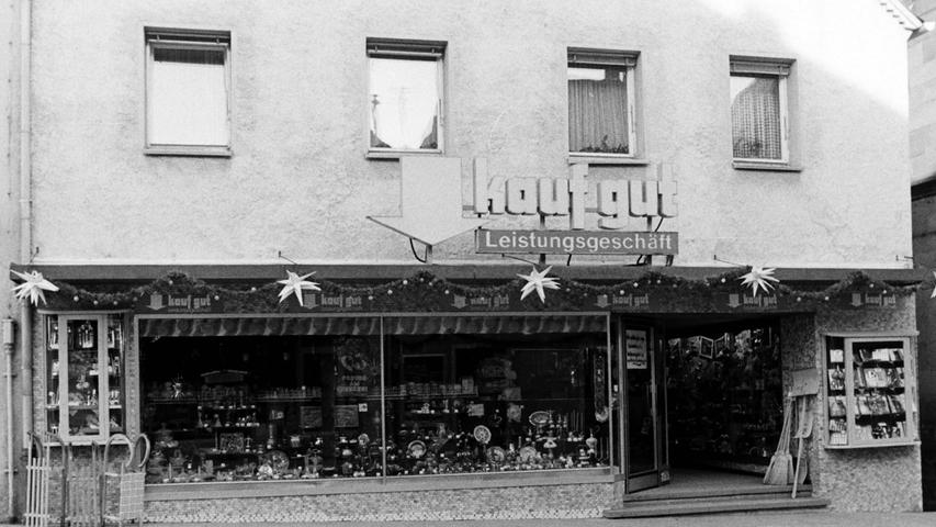 Das "Kaufgut"-Geschäft Paucker & Wiesner in der Hauptstraße machte später einem Schlecker-Markt Platz und zog selber in die Brauhausgasse um. Vor einiger Zeit hat es auch dort dicht gemacht.
