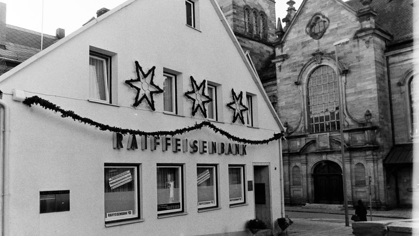 Unmittelbar an der St. Bartholomäuskirche befand sich früher die Raiffeisenbank, ehe sie mit der Volksbank fusionierte. Heute beherbergt das Gebäude ein Musikgeschäft.