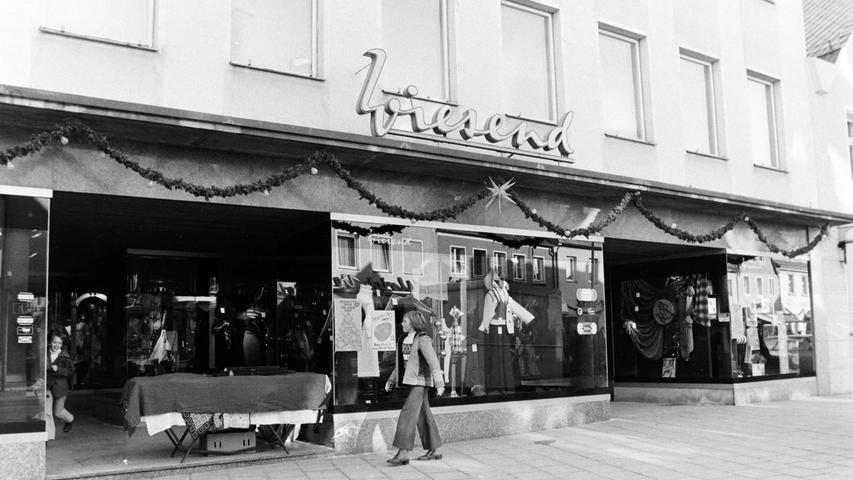 Das Modegeschäft Wiesend dominierte lange Zeit die Geschäftswelt am Marktplatz. Inzwischen wurde es nach längerem Leerstand von einem Nürnberger Investor für einen Bücherladen und Luxuswohnungen umgebaut.