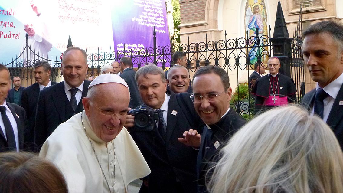 Begegnung der besonderen Art: In der georgischen Hauptstadt Tiflis schüttelte Barbara Engelhardt (im Bild ist nur ihr Hinterkopf zu sehen) dem Papst die Hand und trug Franziskus ihr Anliegen vor. Begegnung der besonderen Art: In der georgischen Hauptstadt Tiflis schüttelte Barbara Engelhardt (im Bild ist nur ihr Hinterkopf zu sehen) dem Papst die Hand und trug Franziskus ihr Anliegen vor.