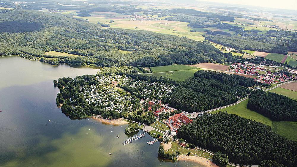Hier gibt der Zweckverband Brombachsee richtig viel Geld aus: Der See-Camping Langlau wird saniert und nach Süden hin  vergrößert (dreieckige Wiese in der Bildmitte), was allein 2017 rund 1,6 Millionen Euro kostet.