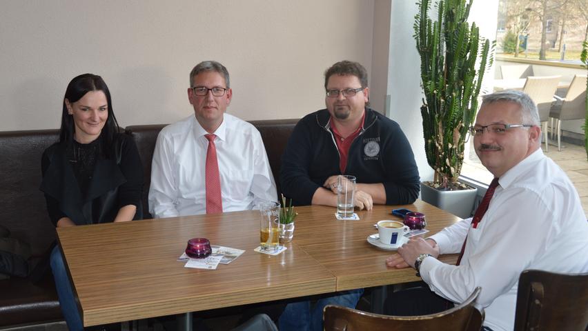 Seit neun Jahren leitet Wirtin Stefanie Rosinger (links) das Neuzeit in Neumarkt - gemeinsam mit Jürgen Götz. "Für uns war es damals ein neuer Lebensabschnitt, eine neue Zeit", erklärt sie die Namensgebung. Von dem Konzept eines modernen Restaurants, bei dem man Brunchen, Mittagessen oder im Bar-Ambiente den ein oder anderen der 130 verschiedenen Cocktails schlürfen kann, hat es auch einem Männer-Trio angetan. Markus Beyer (rechts), Günther Hofmann (2.v.l.) und Paul Mandel (2.v.r.) verbringen ihre Mittagspause beinahe täglich dort. "Gutes Essen, toller Service und nettes Personal", so fasst Beyer die Vorzüge der Lokalität zusammen. Hofmann lobt zudem die wechselnde Wochenkarte. Wer sich selbst einmal ein Bild vor Ort machen möchte, dem bietet sich am 23. Dezember mit der "X-Mas-Party" mit DJ eine gute Gelegenheit. Seit neun Jahren leitet Wirtin Stefanie Rosinger (links) das Neuzeit in Neumarkt - gemeinsam mit Jürgen Götz. "Für uns war es damals ein neuer Lebensabschnitt, eine neue Zeit", erklärt sie die Namensgebung. Von dem Konzept eines modernen Restaurants, bei dem man Brunchen, Mittagessen oder im Bar-Ambiente den ein oder anderen der 130 verschiedenen Cocktails schlürfen kann, hat es auch einem Männer-Trio angetan. Markus Beyer (rechts), Günther Hofmann (2.v.l.) und Paul Mandel (2.v.r.) verbringen ihre Mittagspause beinahe täglich dort. "Gutes Essen, toller Service und nettes Personal", so fasst Beyer die Vorzüge der Lokalität zusammen. Hofmann lobt zudem die wechselnde Wochenkarte. Wer sich selbst einmal ein Bild vor Ort machen möchte, dem bietet sich am 23. Dezember mit der "X-Mas-Party" mit DJ eine gute Gelegenheit.