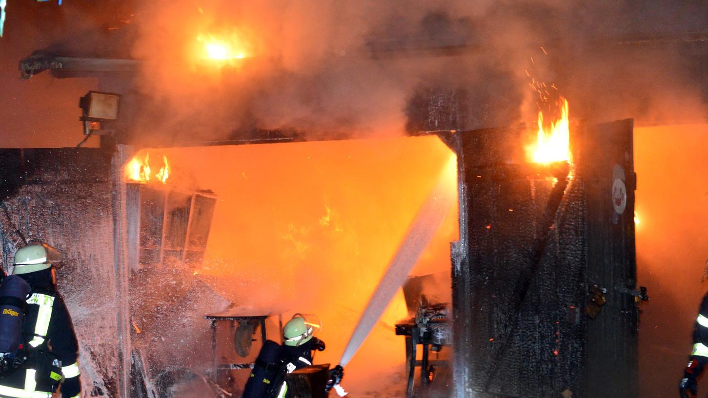 Ein Gebäude der Jugendfarm ging am Freitagabend in Flammen aufgegangen. Der Sachschaden ist hoch, verletzt wurde nach ersten Erkenntnissen niemand.