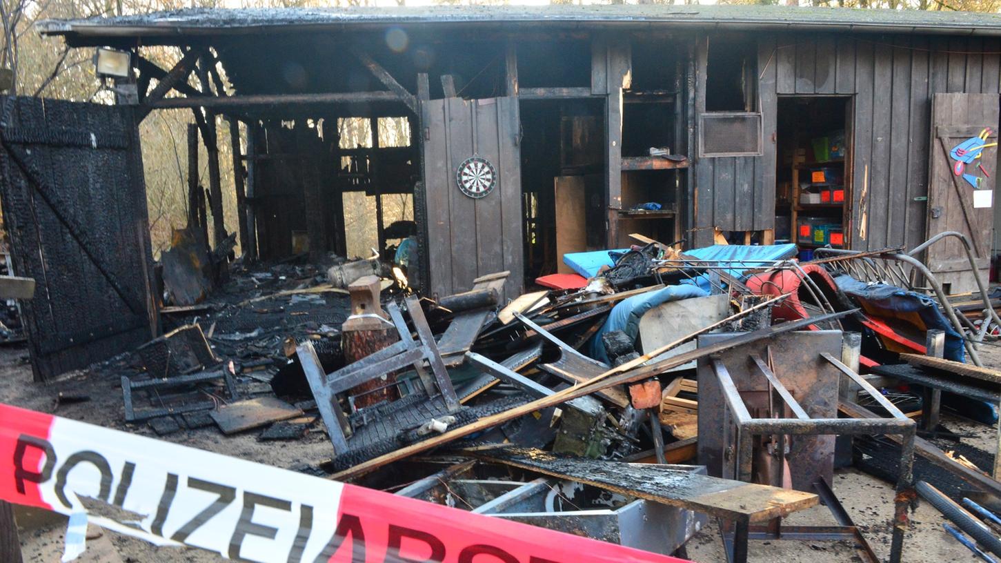 Ein Gebäude der Jugendfarm ging am Freitagabend in Flammen aufgegangen. Die Polizei hat das Holzhaus abgesperrt, sie ermittelt nun die Ursache für das Feuer.