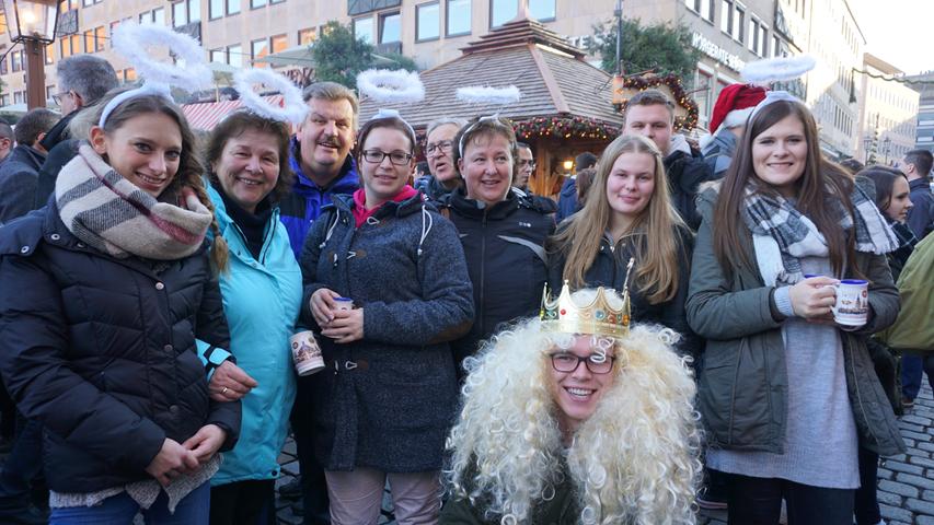 Am 10. Dezember hat sich unser Christkind des Tages gleich unter eine ganze Familie gemischt. Der Trupp reist jedes Jahr aus Wiesbaden zum Christkindlesmarkt, um sich Glühwein und Bratwürste schmecken zu lassen und an den Buden zu stöbern.