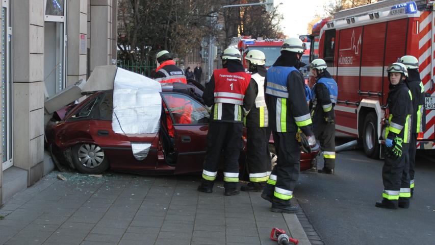 Unfall am Friedrich-Ebert-Platz: Pkw kracht rückwärts in Hausfassade