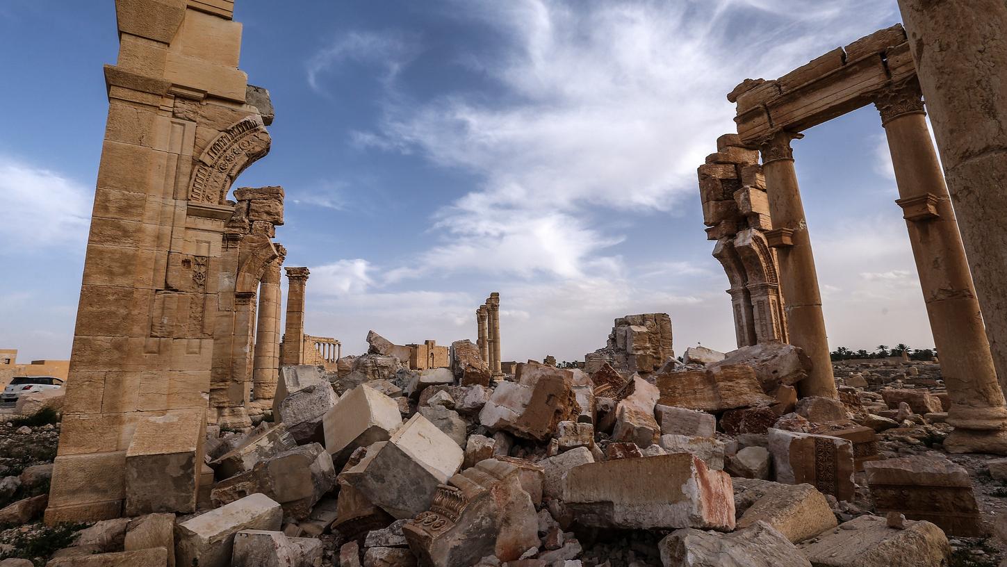 Der IS hatte Palmyra bereits in der Vergangenheit fast ein Jahr lang unter Kontrolle. Damals zerstörten die Extremisten zahlreiche einzigartige, rund 2000 Jahre alte Ruinen, die zum Unesco-Welterbe gehören.