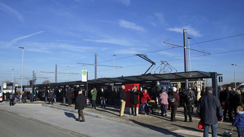 Eröffnung der Neubaustrecke der Straßenbahn zum Wegfeld Endhaltestelle Am Wegfeld