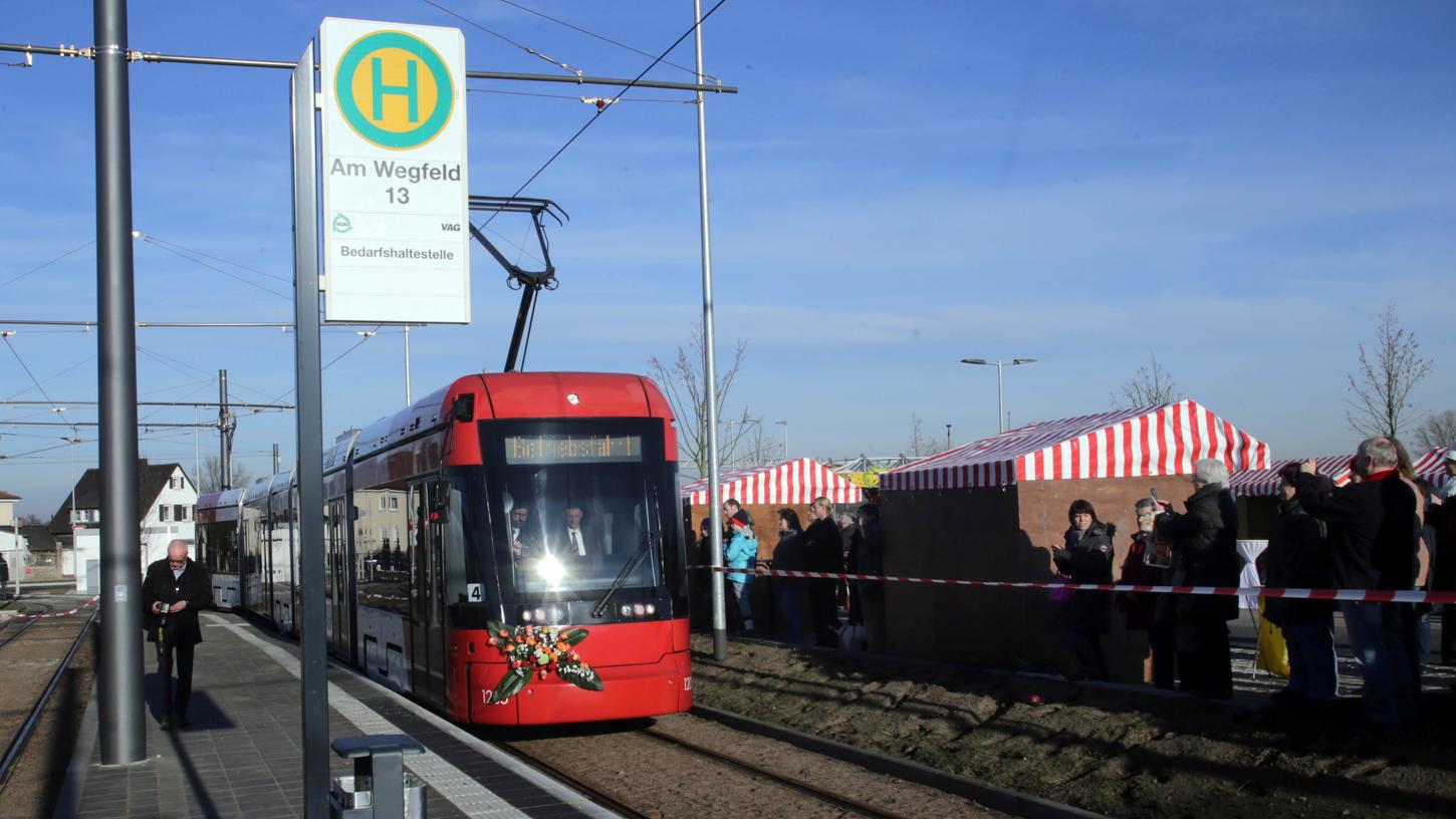 Seit fünf Monaten ist die Straßenbahnverlängerung bis Am Wegfeld im Nürnberger Norden in Betrieb und schon jetzt wird die neue Linie sehr gut angenommen.