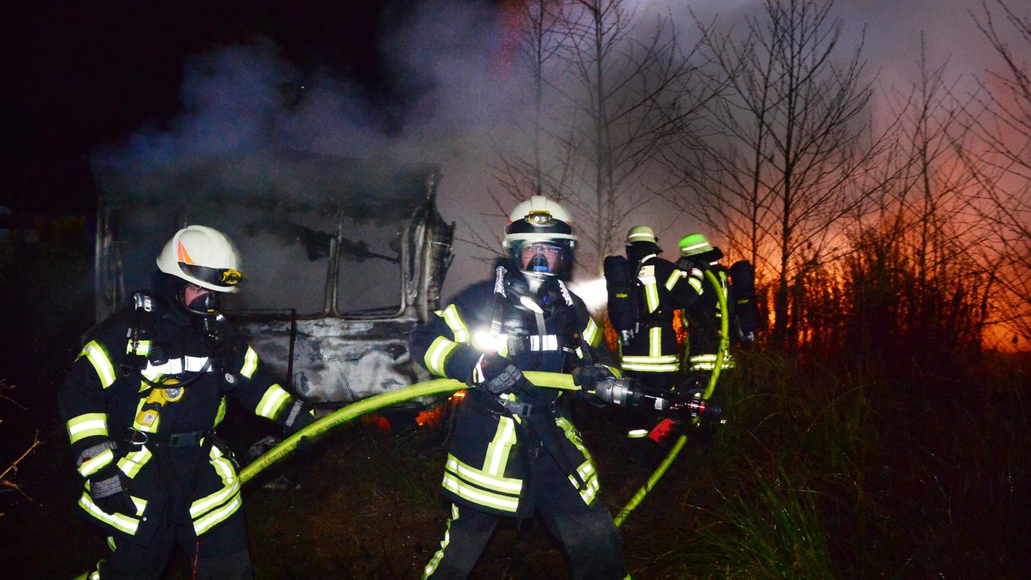 Von den beiden Campingwagen und den angebauten Vorzelten blieb nur noch ein Gerippe übrig. Von den beiden Campingwagen und den angebauten Vorzelten blieb nur noch ein Gerippe übrig.