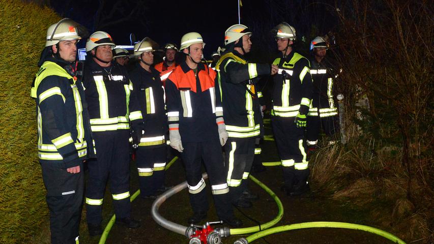 Campingwagen gehen bei Erlangen in Flammen auf