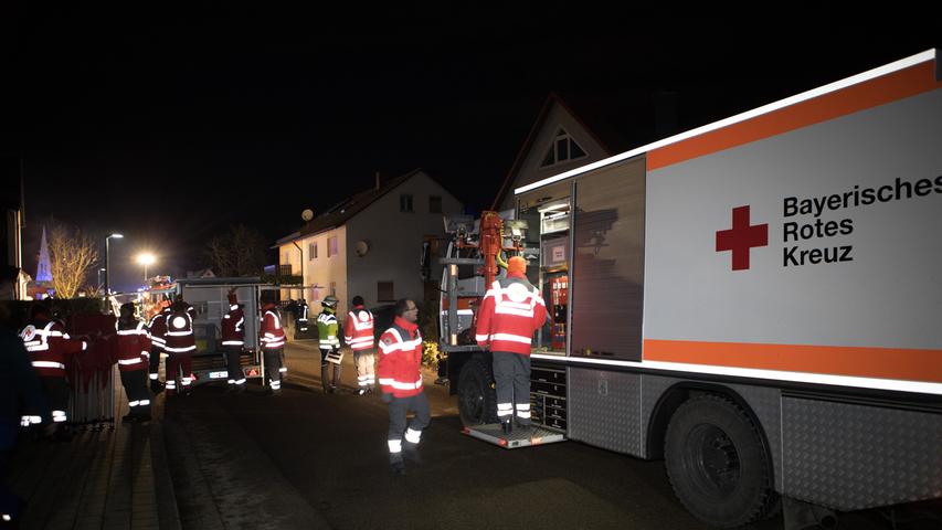 Bewohner und Ersthelfer verletzt: Feuer in Einfamilienhaus in Roth-Eckersmühlen