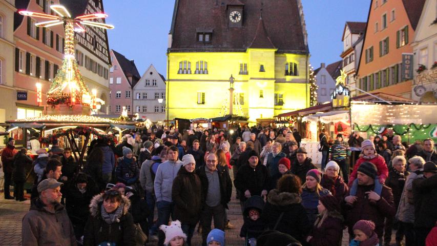 Christkind und Lichterglanz: Impressionen vom Weißenburger Weihnachtsmarkt 2016