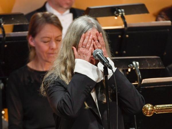 Patti Smith nervös: Die 69-Jährige stockt plötzlich mitten im Lied: "Es tut mir leid, ich bin so nervös", erklärt der Superstar - und erntet Jubelstürme aus dem Publikum.