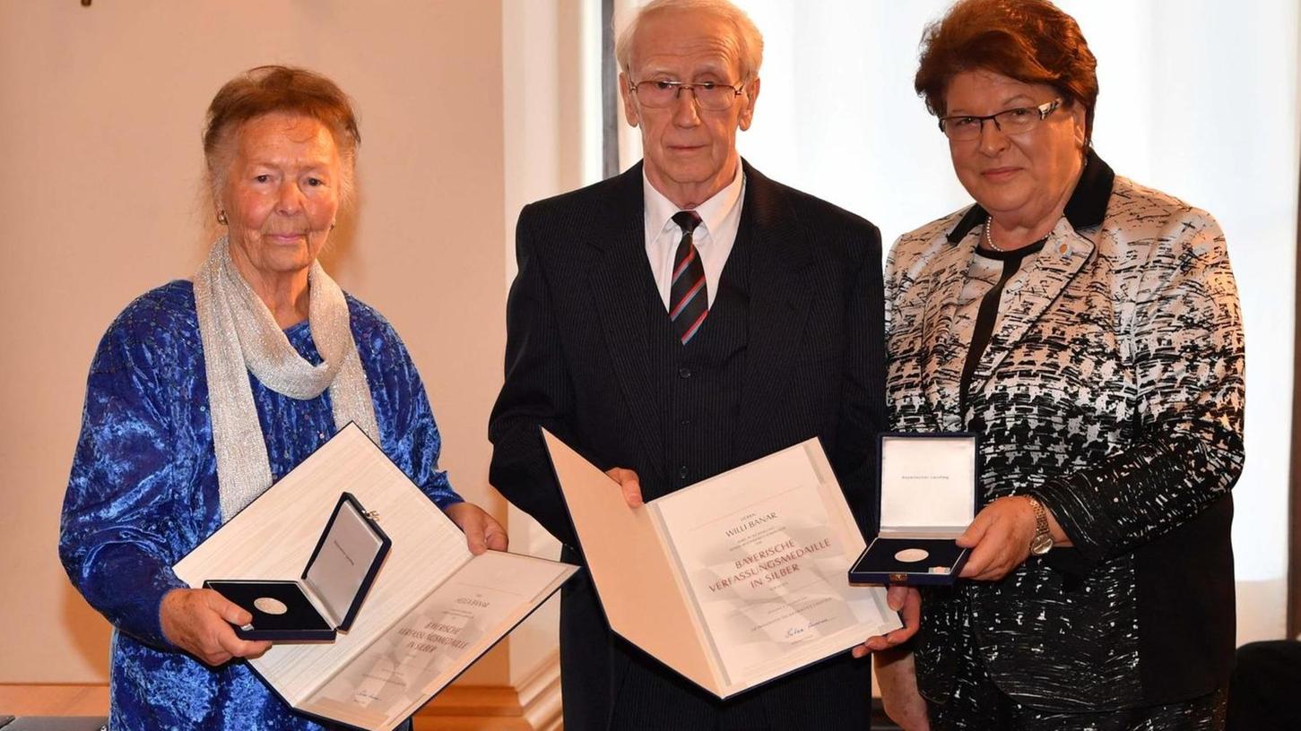 Helga und Willi Banar sind von Landtagspräsidentin Barbara Stamm (rechts) als Vorbilder gewürdigt worden. Sie pflegen seit Jahrzehnten aufopferungsvoll ihren geistig und körperlich behinderten Sohn.