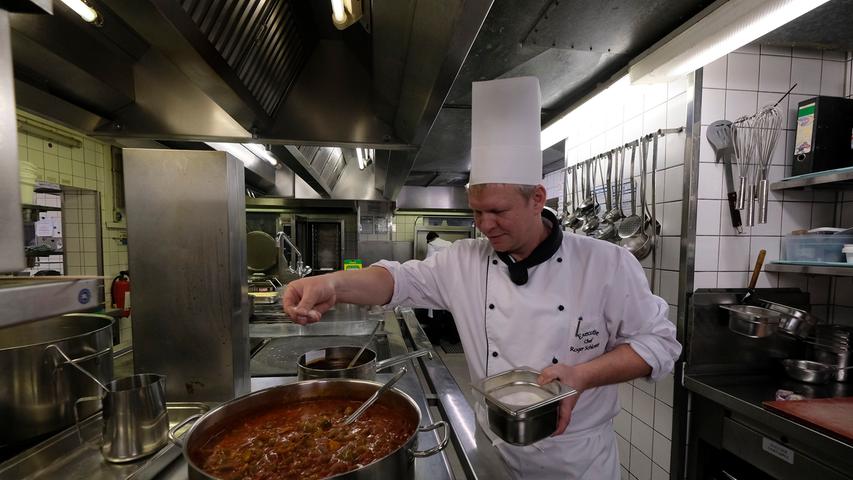 Er hat alles im Griff: Küchenchef Roger Schlosser. Er und sein Team sind meist schon ab 7 Uhr morgens beschäftigt, reichhaltige Buffets oder Mehr-Gang-Menüs für größere Gesellschaften vorzubereiten.