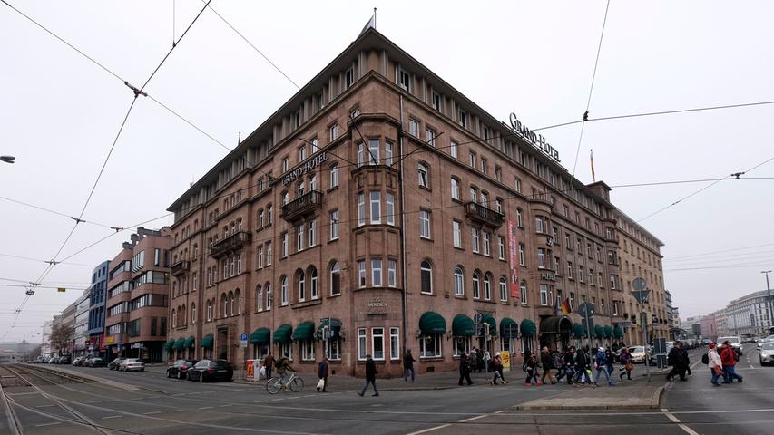 Nein, eine Tiefgarage gibt es im Nürnberger Grand Hotel nicht – auch wenn das Management das wohl bedauert. Denn die Erbauer der Traditionsherberge mussten an so etwas vor gut 100 Jahren noch nicht denken.