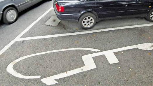 Die Stadt Stein markiert die Parkplätze für behinderte Menschen jetzt deutlicher.