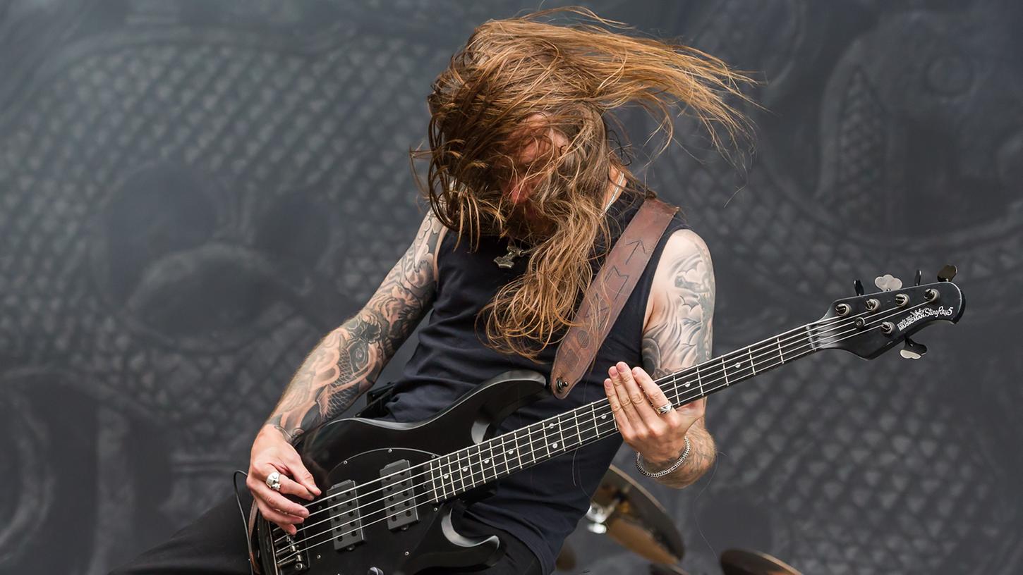Gitarren so breit wie Streitäxte: Amon Amarth kommen mit ihrem Viking Metal zum Summer Breeze 2017.