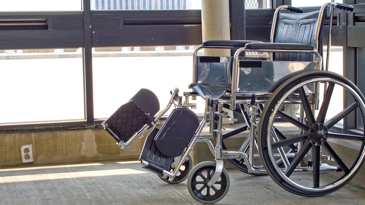 Im Rollstuhl einer älteren Dame hat eine Ladendiebin gestohlenen Schnaps durch die Kasse geschmuggelt.