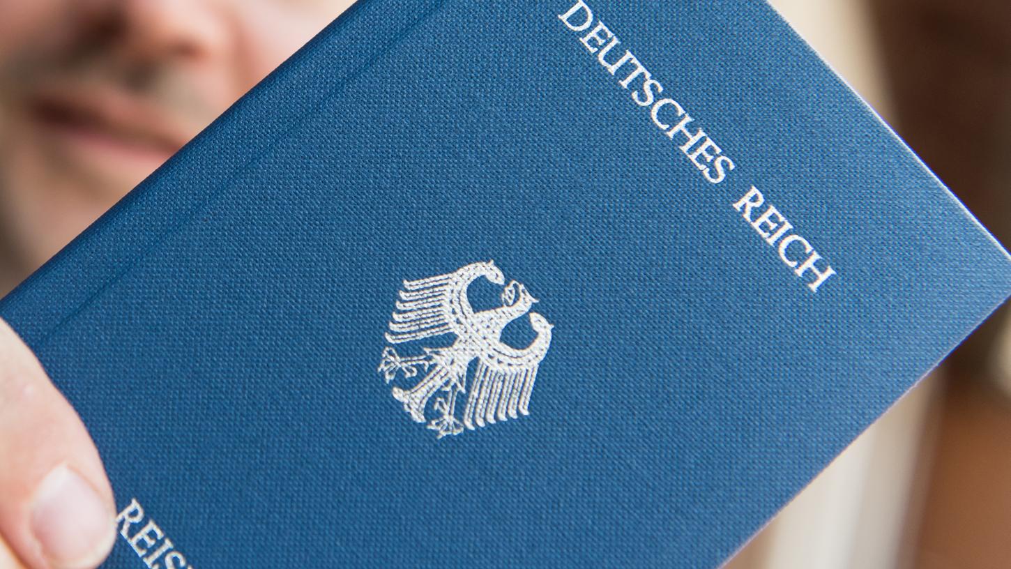 Sie erkennen die Bundesrepublik nicht als ihren Staat an und stellen sich deshalb eigene Pässe aus: die selbst ernannten "Reichsbürger".