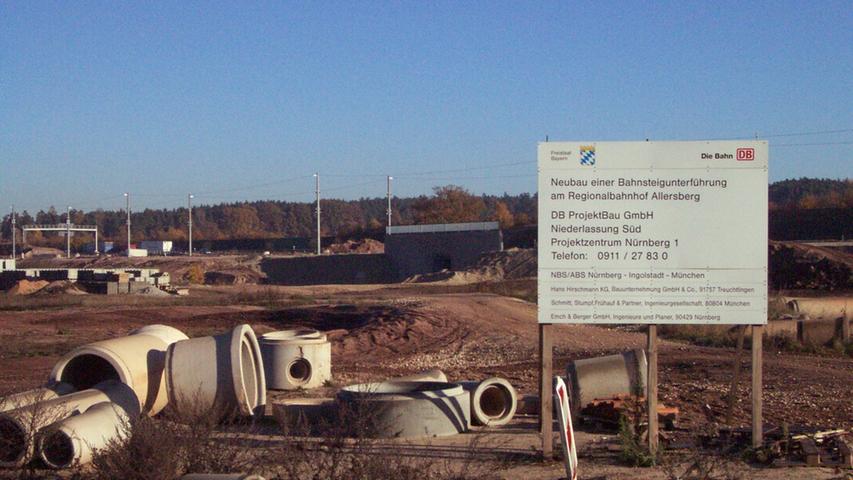 Wo 2003 noch zahlreiche Betonrohre auf der Baustelle lagen, eröffnete drei Jahre später der Bahnhof Allersberg, westlich des Ortsteils Altenfelden.