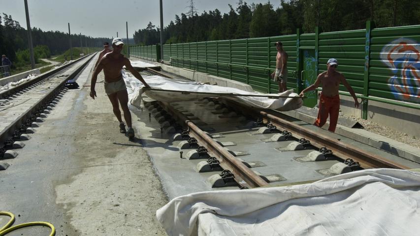 Im Juni 2003 verlegten Bauarbeiter die ersten Gleise der Neubaustrecke zwischen Feucht und Wendelstein.