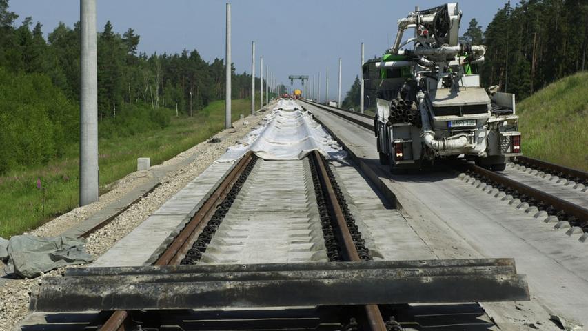 Der übliche Gleisschotter könnte bei hohen Geschwindigkeiten umherwirbeln und die Züge und Bahnanlagen beschädigen.