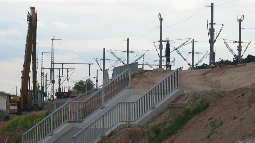 Diese Treppe führt zum Bahnsteig in Allersberg, das Bild entstand im Juni 2005.