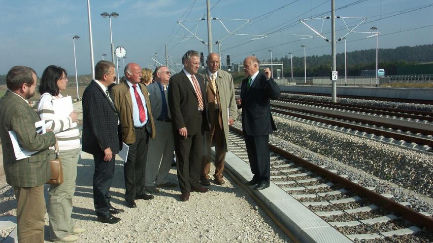 CSU-Politiker aus Allersberg informieren sich hier im September 2005 über den Baufortschritt in Altenfelden.