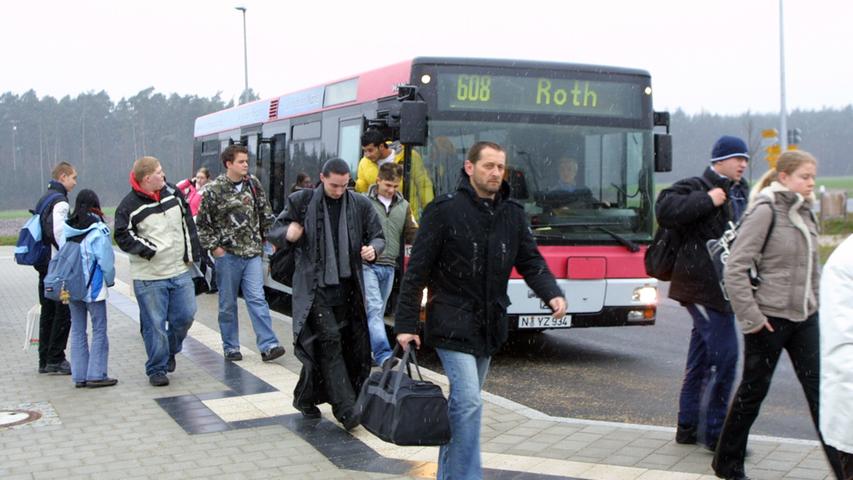 Nach der Eröffnung 2006 steuerten zahlreiche Buslinien aus dem Umland den neuen Bahnhof in Allersberg an. Das Angebot wurde wohl nicht so angenommen wie erhofft, die Linien wurden im Laufe der Jahre ausgedünnt.