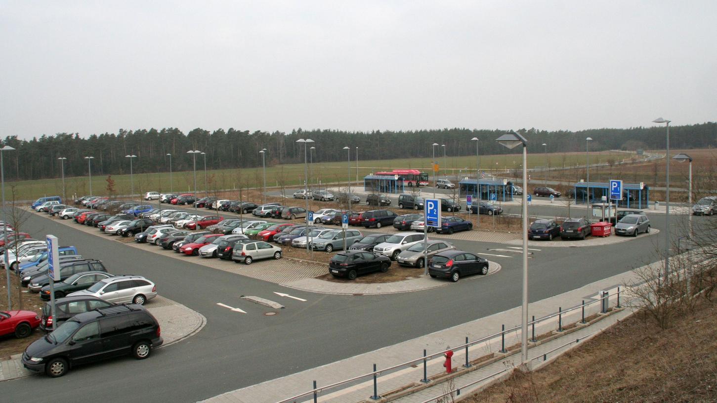 Pendlerparkplätze wie hier am Regionalbahnhof Altenfelden bei Allersberg sind heiß begehrt und überfüllt. Der Ausbau der Park&Ride-Stellplätze gestaltet sich in der Region jedoch problematisch.