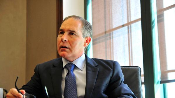 Ein Mann, der dem Klimawandel gegenüber skeptisch eingestellt ist, soll neuer Umweltminister der Vereinigten Staaten von Amerika werden: Edward Scott Pruitt, momentan noch Justizminister in Oklahoma, ist zudem als Verbündeter der Kohle- und Erdölindustrie bekannt. Immerhin: Abschaffen wird Donald Trump die Umweltbehörde nicht - obwohl er dies im Wahlkampf mehrfach betont hatte.