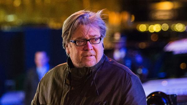 Ihn als konservativ zu bezeichnen wäre eine Untertreibung: Stephen Kevin Bannon ist Chefstratege und ranghöchster Berater von Trump. Der Publizist war 2007 Mitbegründer von Breitbart News, dem Sprachrohr der Alt-Right-Bewegung in den USA. Das Gedankengut dieser Bewegung spiegelt Bannon auch privat wider: 2007 gab seine Ex-Frau Mary Louise Piccard an, dass Bannon die gemeinsamen Kinder nicht auf eine Privatschule in Los Angeles schicken wollte - weil zu viele jüdische Kinder auf der Schule waren.
