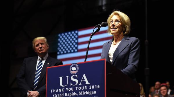 Eines hat Elisabeth DeVos mit dem zukünftigen Präsidenten gemeinsam: so gut wie keine politische Erfahrung. Umso erfahrener ist DeVos aber als Lobbyistin für den Netzwerk-Marketing-Giganten Amway. Nun wirkt sie als Bildungsministerin in Trumps Team mit. DeVos kämpft in ihrem Heimatstaat Michigan bereits seit Jahren für Bildung für alle.