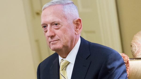 Sein Spitzname ist "Mad Dog Mattis" - der "verrückte Hund". Trump ernannte den ehemaligen Marine-General James N. Mattis zum Verteidigungsminister. Mattis wurde 2005 mit den berühmten Worten "es macht Spaß, auf Menschen zu schießen" zitiert und ist ein bekannter Iran- und Islam-Kritiker. Von Folter hält der Vier-Sterne-General aber nichts. "Gib' mir eine Schachtel Zigarettten und ein paar Biere, und ich schaffe mehr" sagte er kürzlich im Interview mit der New York Times.