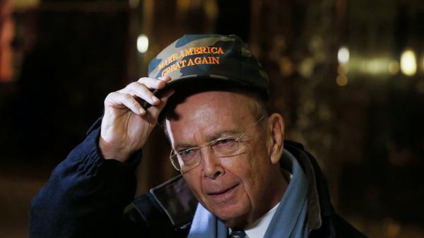 Wie auch Donald Trump ist Wilbur Louis Ross ein Milliardär. Er soll künftig als Handelsminister arbeiten. Ross kaufte Unternehmen auf, die kurz vor der Pleite standen, baute sie wieder auf und verkaufte sie mit Gewinn. Damit rettete er auch viele Arbeitsplätze und liegt politisch auf einer Wellenlänge mit Trump.