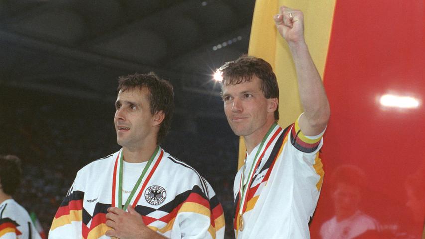 1990: Ein Weltfußballer made in Franken. Lothar Matthäus (rechts) wurde in diesem Jahr nicht nur Weltmeister, sondern holte sich auch die begehrte Trophäe. Damals war "Loddar" übrigens noch in Diensten von Inter Mailand. Lang, lang ist's her.