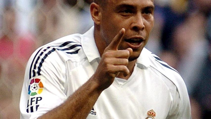 1998 und 2002: Ronaldo, eine personifizierte Tormaschine. Unvergessen bleibt natürlich das WM-Finale 2002, als der Real-Stürmer dem DFB-Team die zwei entscheidenden Tore einschenkte. Ronaldo kickte unter anderem für den FC Barcelona, Inter Mailand und Real Madrid.
