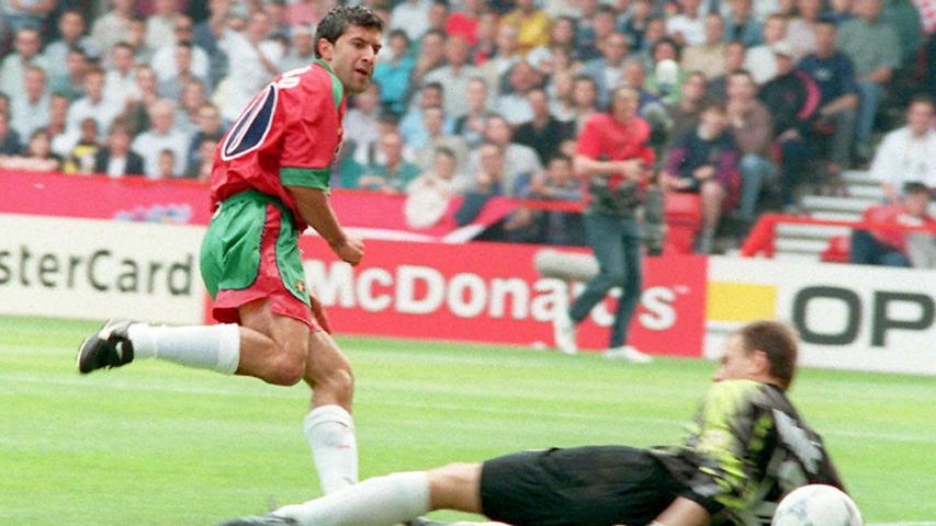 2000: Dieses Jahr für den Portugiesen nicht nur von Erfolg gekrönt, sondern auch ein wenig heikel. Schließlich wechselte der ehemalige Kapitän der Nationalmannschaft nach einer starken Saison vom FC Barcelona zum Erzfeind nach Madrid. Den Zorn der Fans bekam Figo auch in den Folgejahren zu spüren. Beim "El Clasico" im Jahr 2002 wurde der Flügelspieler sogar mit einem Schweinekopf beworfen, als er einen Eckball treten wollte.