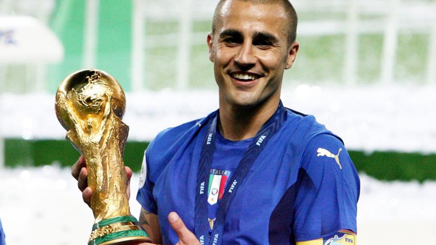 2006: In diesem Jahr stand nicht nur Fabio Cannavaro am Fußball-Olymp, sondern auch die Squadra Azzurra. Die Italiener führte der beinharte Innenverteidiger in Deutschland als Kapitän zum WM-Sieg - kein Wunder, dass der ehemalige Verteidiger von Real Madrid in diesem Jahr auch den Weltfußballer-Preis verliehen bekam.