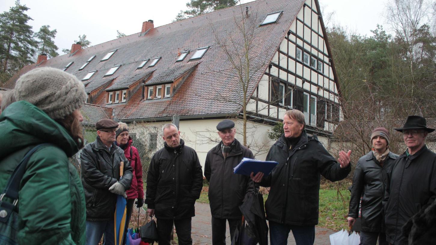 Elmar Hönekopp (Dritter von rechts), Sprecher der Stadtbild-Initiative, informierte Interessierte über die Pläne an der Regensburger Straße.