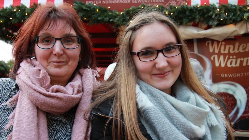 Shoppingausflug: Marion (48) und Selina (17) aus Forchheim sind zum Einkaufen nach Nürnberg gekommen. Zum Abschluss der erfolgreichen Stadttour machten die beiden einen Abstecher auf den Christkindlesmarkt, um dort einen wärmenden Glühwein zu trinken. "Ich war vor 20 Jahren zum letzten Mal auf dem Weihnachtsmarkt in Nürnberg. Jetzt wurde es mal wieder Zeit", erzählt Marion.