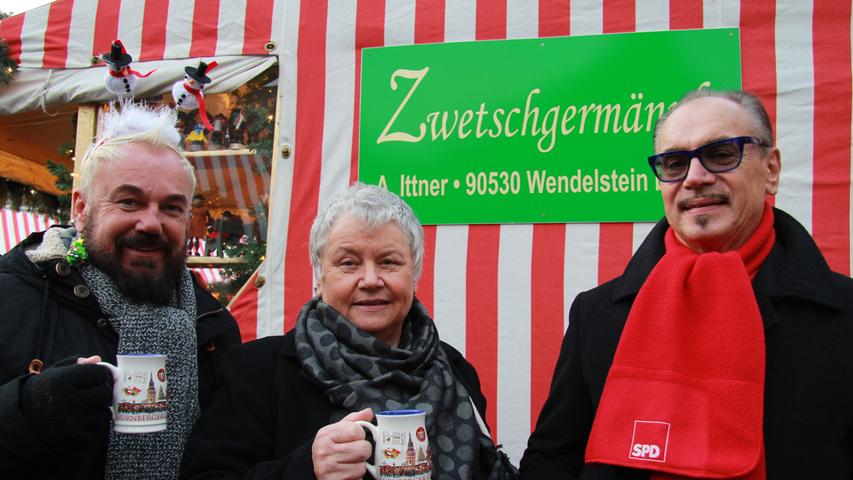 "Wir besuchen den Christkindlesmarkt jedes Jahr mindestens zwei bis dreimal", erzählt Heinz (66, rechts). Er und Margot (69) kommen dafür extra aus Rednitzhembach. Hermann (54, links) wohnt in Nürnberg. Besonders angetan sind sie vom Flair und dem Glühwein auf dem Nürnberger Weihnachtsmarkt. "Es gefällt uns einfach richtig gut hier. Außerdem gehört es dazu, wenn man aus der Region kommt, auch den Christkindlesmarkt zu besuchen", findet Heinz.