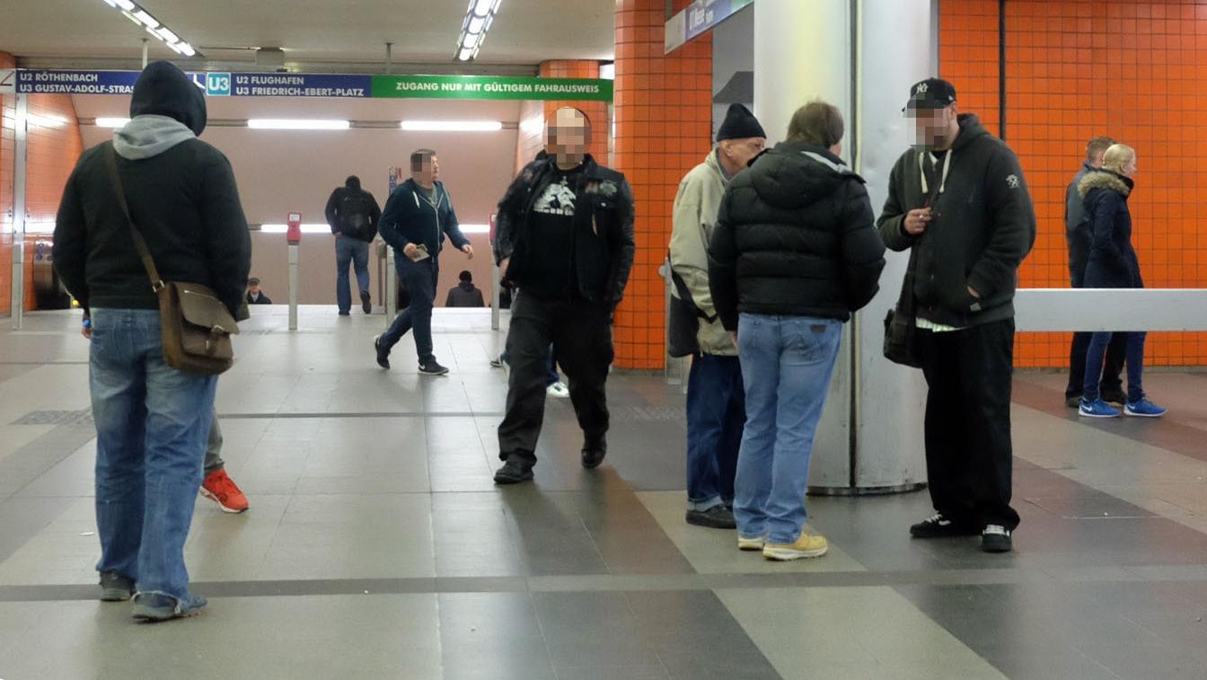 VSeit Mitte der 90er Jahre hat sich die Passage zum Anlaufpunkt von Menschen unterschiedlichster Ausrichtung etabliert. Süchtige, Obdachlose und Trinker sind hier immer anzutreffen.