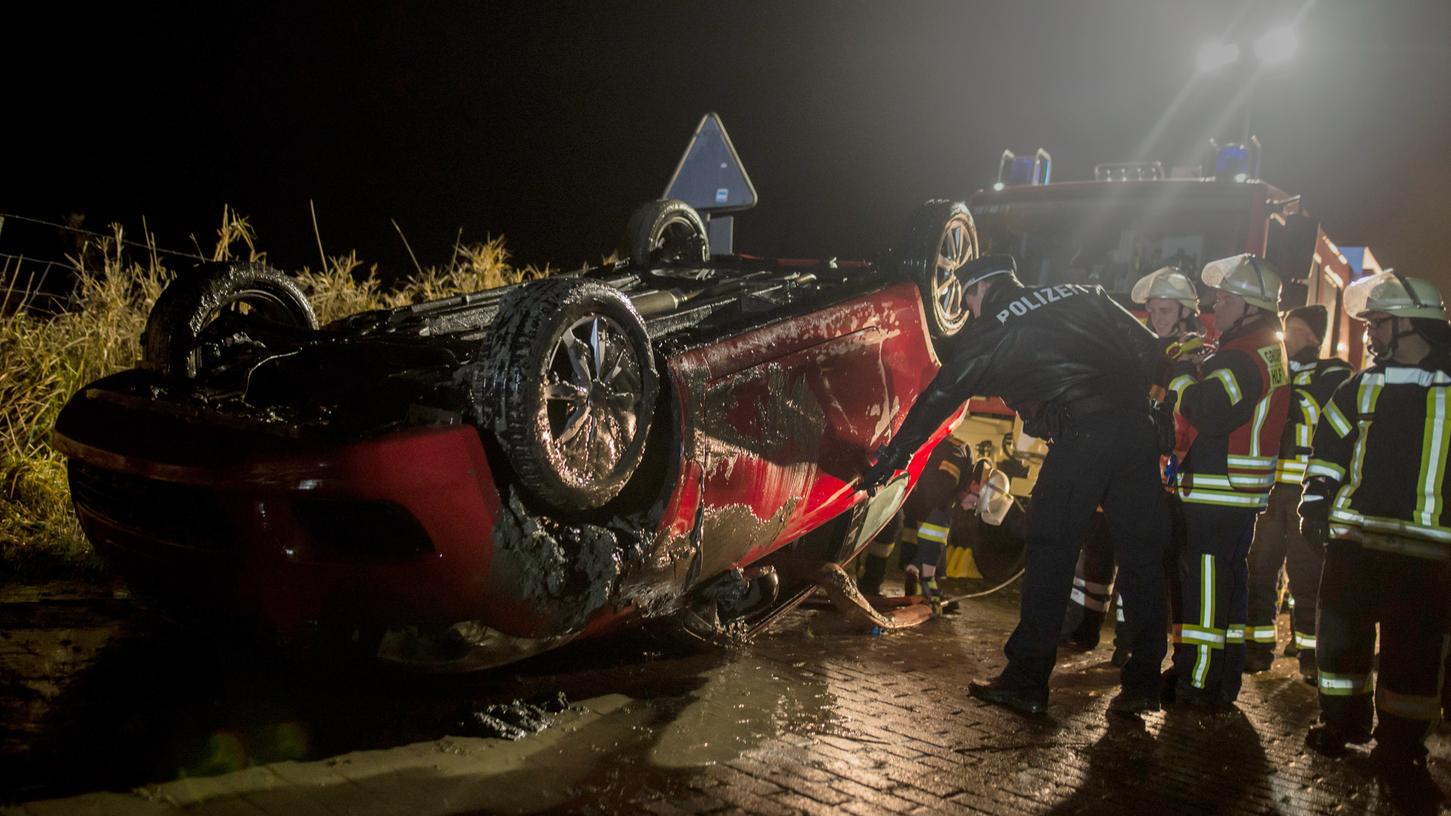 Totalschaden: Neuwagen rollt während Pinkelpause in Fluss