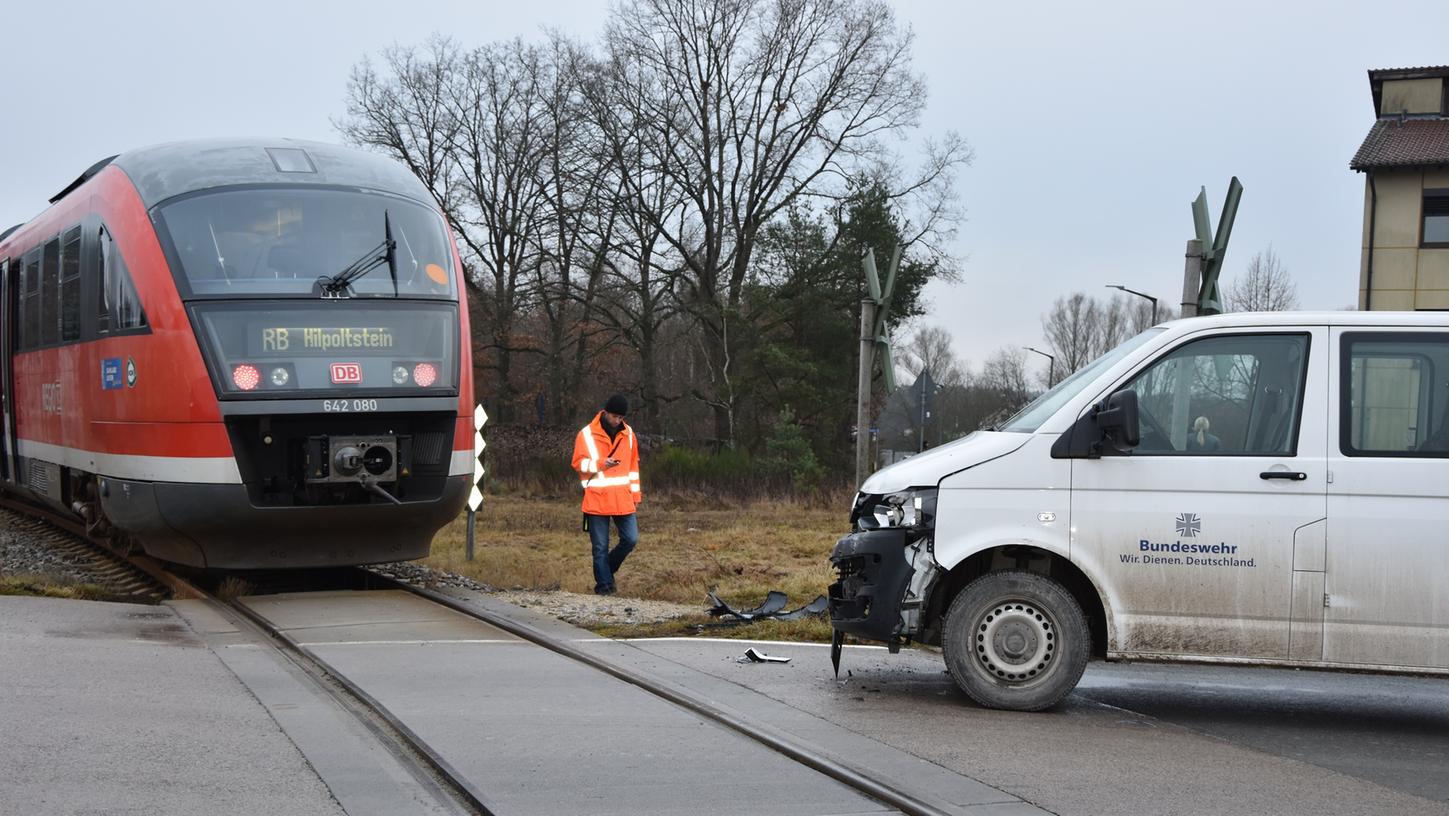 Eckersmühlen: Zug streift Auto an Bahnübergang