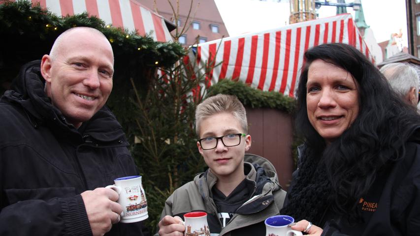 Für Ralf (50), Ian (12) und Martina (42) ist es der erste Besuch auf dem Christkindlesmarkt. Die kleine Familie kommt aus Mönchengladbach. Der berühmte Weihnachtsmarkt gefällt den dreien sehr gut. Martina ist vor allem die große Auswahl an Lebkuchen aufgefalllen. "Leider bin ich nicht so der Lebkuchen-Fan", sagt Martina. "Wir freuen uns aber schon sehr auf die berühmten Nürnberger Bratwürste. Außerdem wollen wir hier in der Stadt noch unbedingt Schäufele probieren", erzählt Ralf.