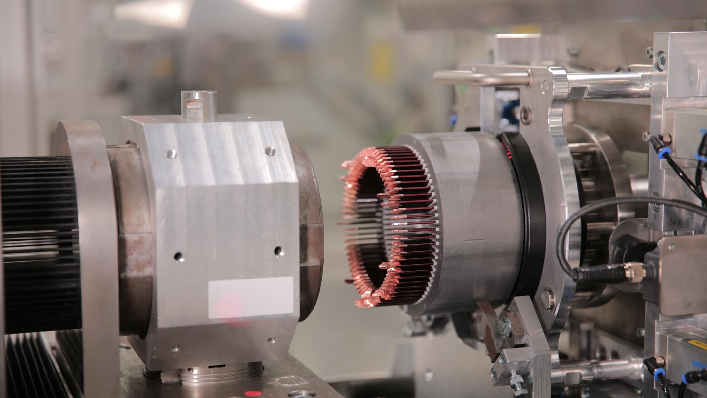 Innovative Produktionstechnik, hoher Automatisierungsgrad: Bei Conti in Nürnberg sollen jährlich 200.000 48-Volt-Aggregate gebaut werden, die beim Spritsparen helfen.