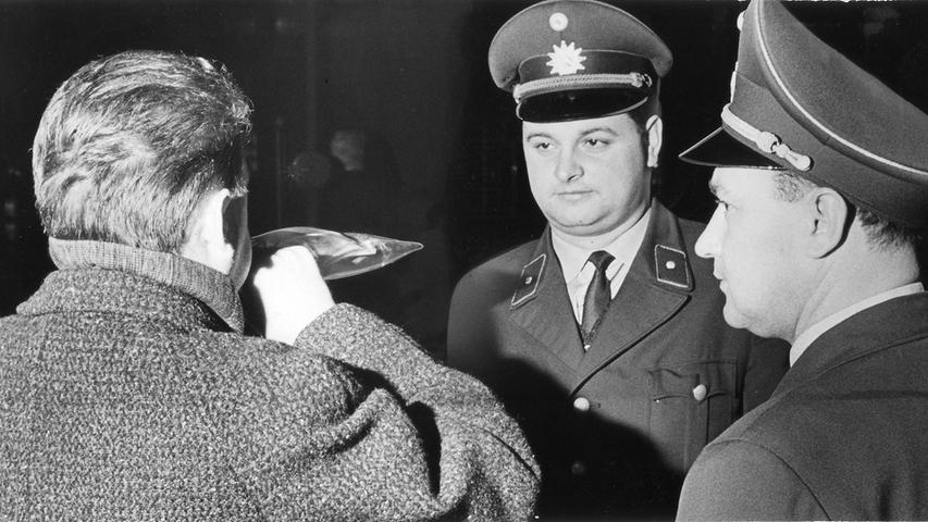 Kritisch verfolgen die beiden Polizeibeamten, wie sich das Alkoholröhrchen füllt. Der freiwillige Test wird aber nur sehr selten angewendet. Hier geht es zum Artikel vom 17. Dezember 1966: "Gefahr bei Fahrten mit "Fahne""